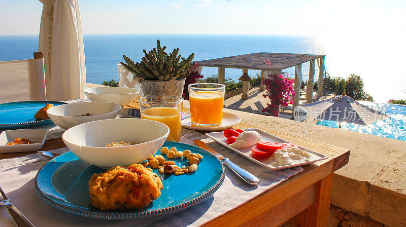 意大利普利亚的海景早餐