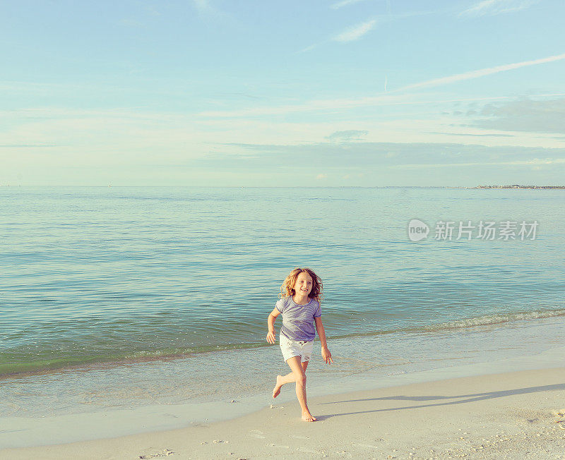 孩子在海滩上奔跑