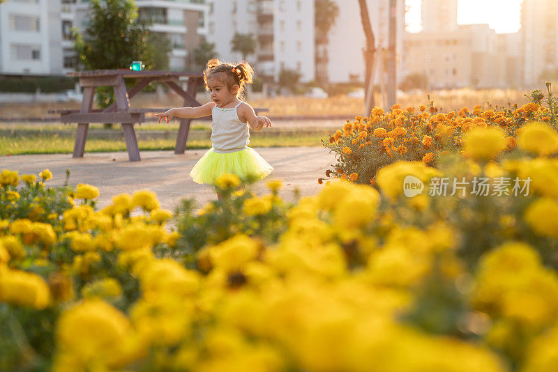 蹒跚学步的小女孩的肖像花园