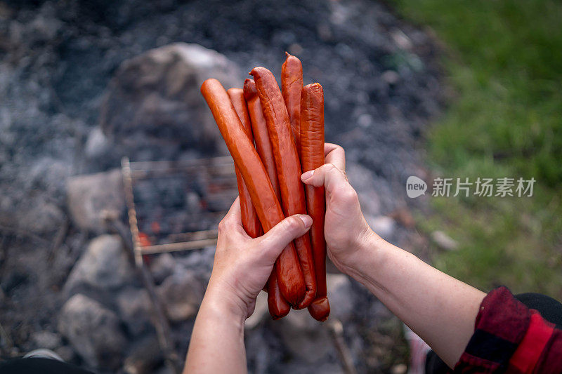 小女孩在烤架上准备食物