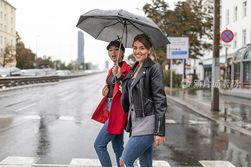 两个时髦的年轻女人正在过马路