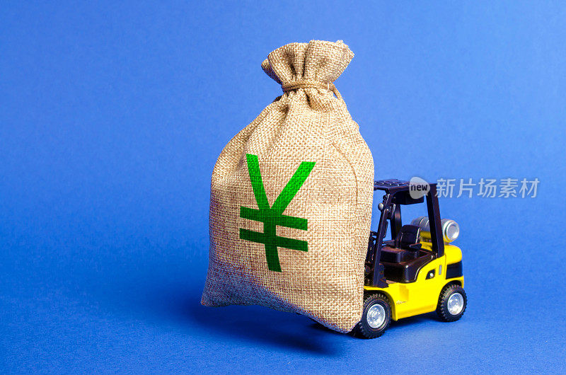 黄色的叉车上有一个钱袋，上面有日元或人民币的标志。概念一主要合同，有利可图的存款或贷款。支付税收。投资者逃离该国。商业经济学