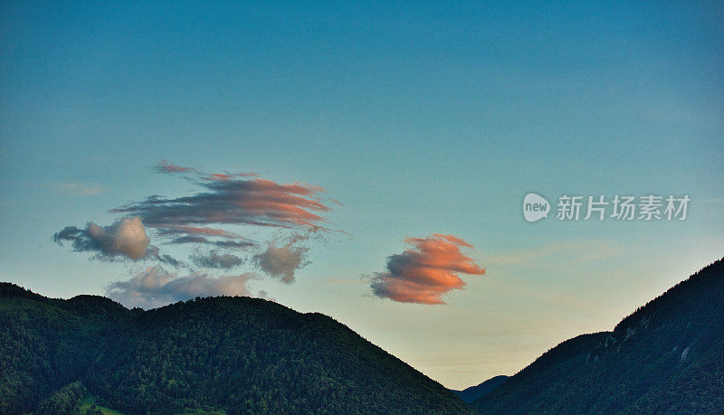 罗马尼亚的群山，傍晚的云景