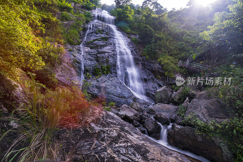 中国海南的白花山瀑布