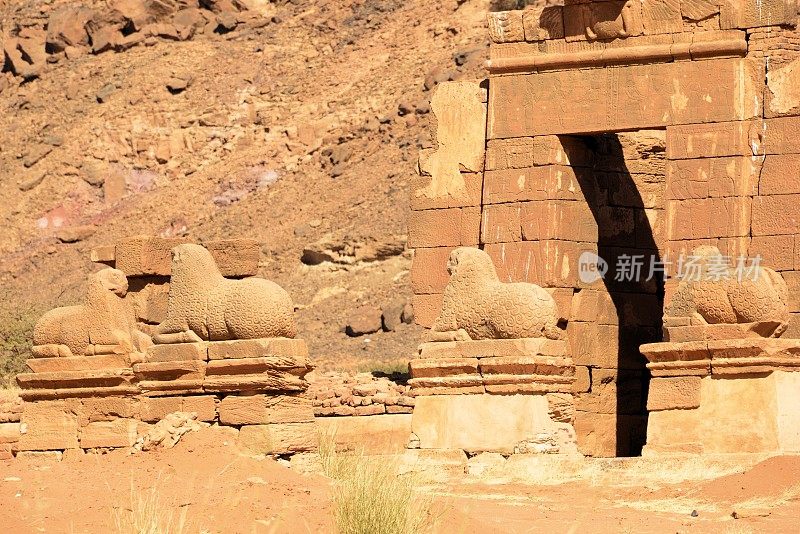 阿蒙神庙-多柱式大厅西门和外面的公羊，纳卡，北部州，苏丹-联合国教科文组织世界遗产地(梅罗伊岛)