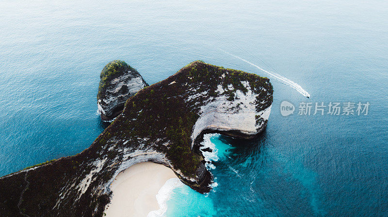 鸟瞰图的美丽隐藏海滩和悬崖努沙佩尼达岛，巴厘岛，印度尼西亚