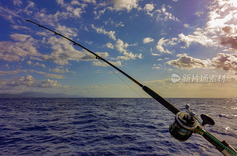 日落时的深海鱼竿和鱼线