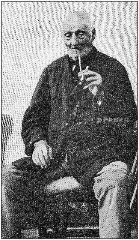 古董照片:抽烟斗的百岁老人