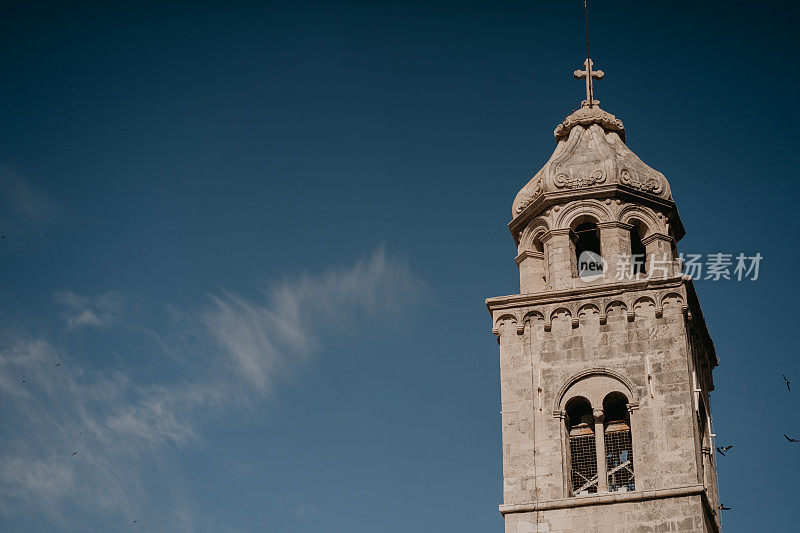 钟楼和多云的天空在杜布罗夫尼克老城，克罗地亚，东欧。