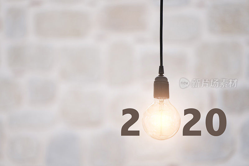 墙上的灯泡背景写2020，创意概念