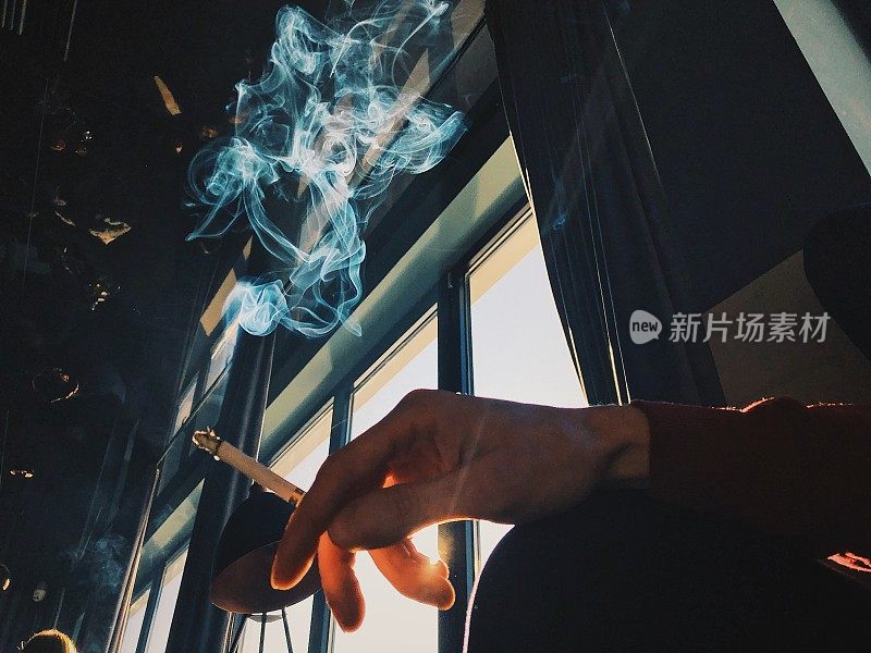 吸烟的人的手靠近