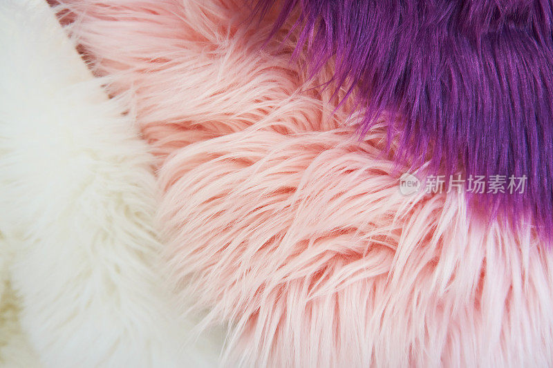 紫色，粉红色和白色的毛皮纹理，蓬松的背景