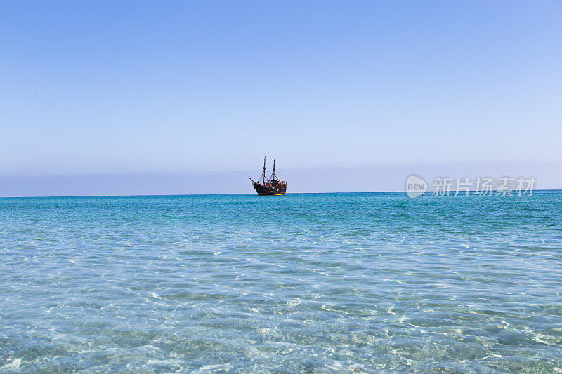 2019年9月28日，突尼斯，突尼斯——一艘现代海盗船兼派对船停靠在突尼斯海岸