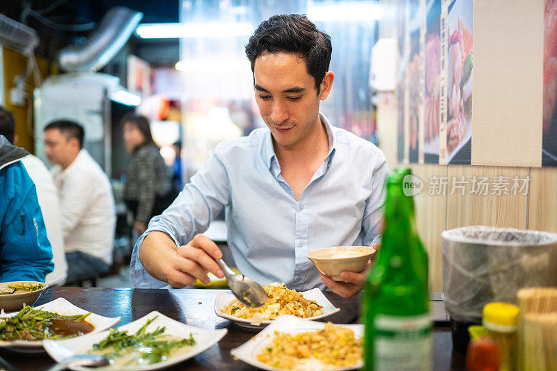 一个人在餐厅吃午饭