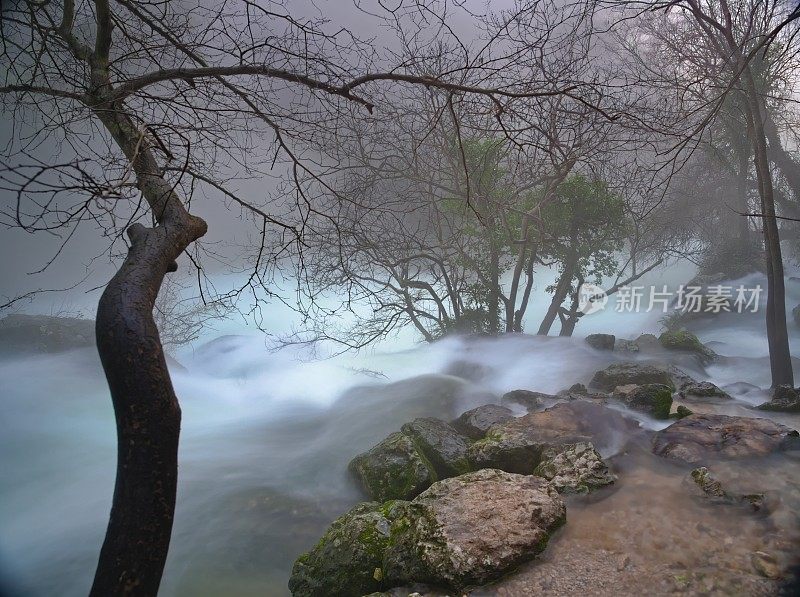 溪与雾:河岸的神秘