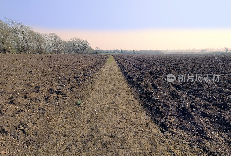 一般的路径步行小径滚动的景观步行徒步旅行漫步徒步旅行健身锻炼英国中部英国阳光茂盛的绿色农田农田