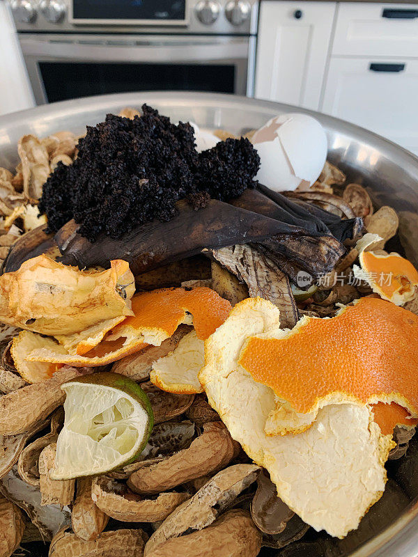 水果皮、花生壳和咖啡渣等食物残渣收集起来用作堆肥