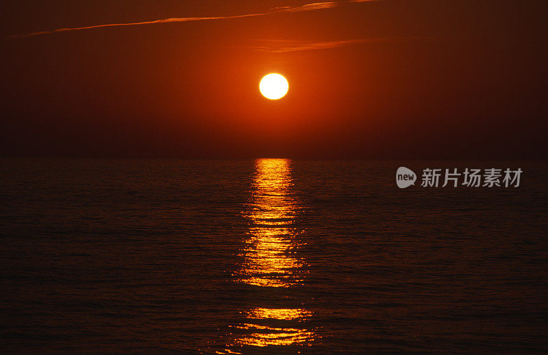 红红的夕阳照亮了伊比沙岛沿岸的地中海