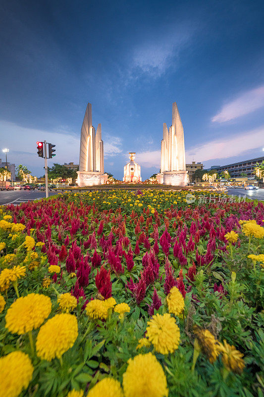 民主纪念碑是泰国首都曼谷日落时分的历史地标