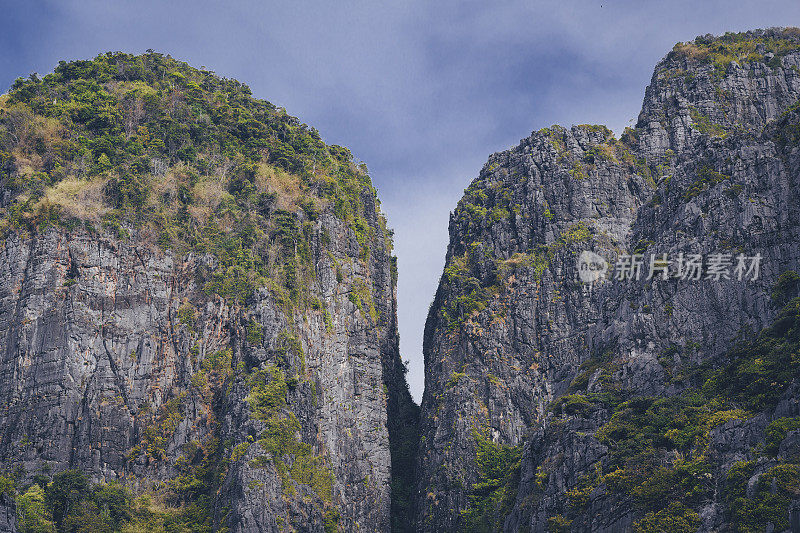 泰国皮皮群岛的石灰岩山脉