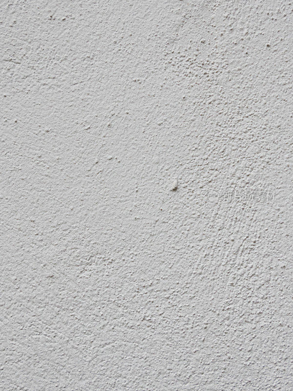 粉刷不均匀的白色墙壁。