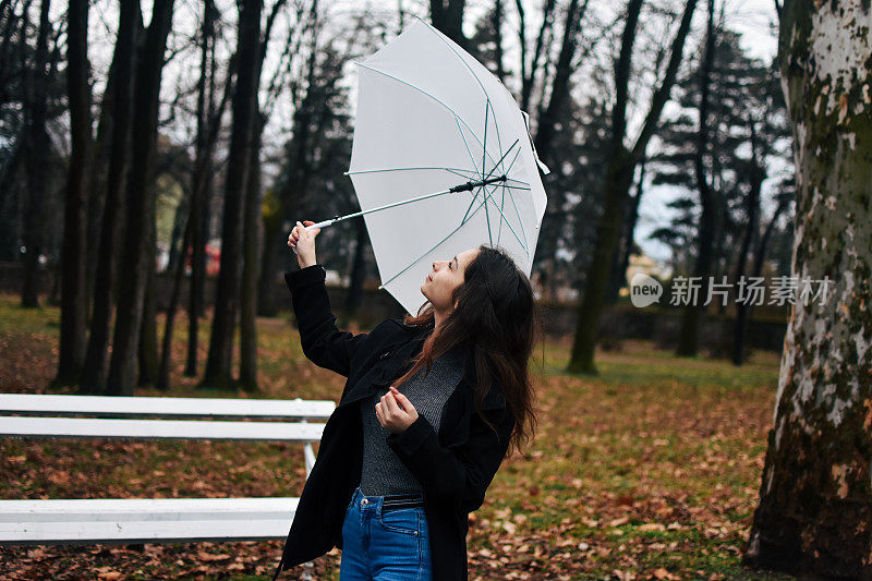 美丽的年轻女子享受着雨天