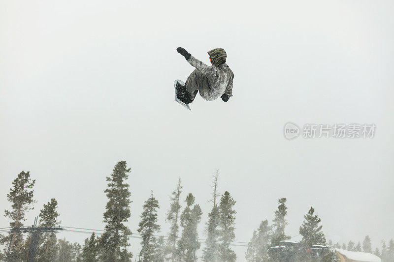 在科罗拉多州落基山脉的滑雪度假村小镇滑雪和单板滑雪活动