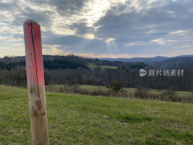 阳光照耀着田园诗般的多山乡村