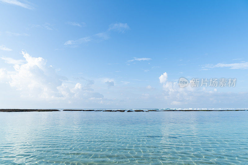 巴厘岛海滩景色-碧绿的印度洋和多云的天空。