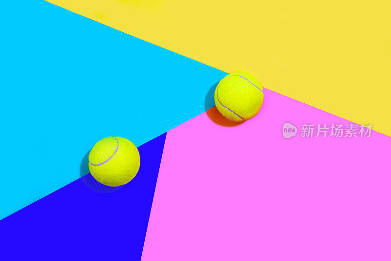 网球布局与网球在抽象的粉红色，蓝色，黄色，多色霓虹灯背景与地方的文本。