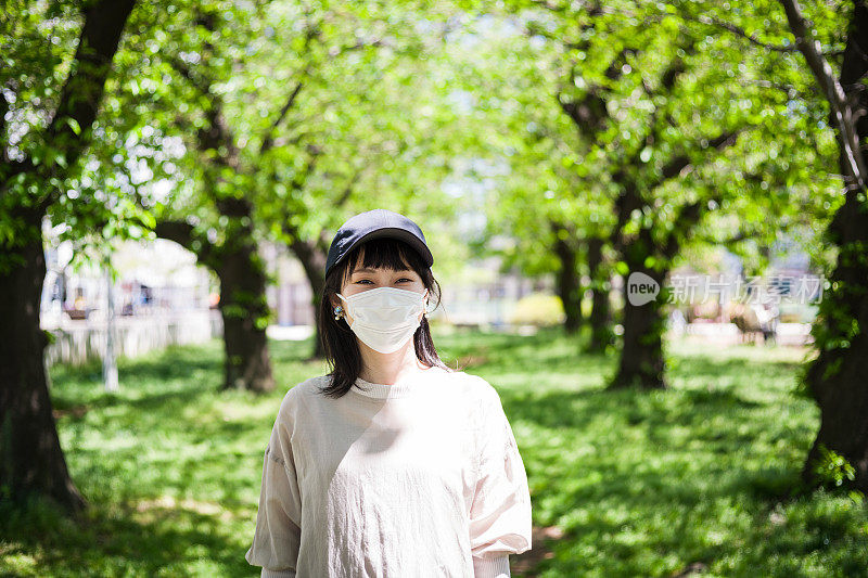 户外肖像亚洲妇女戴着外科口罩