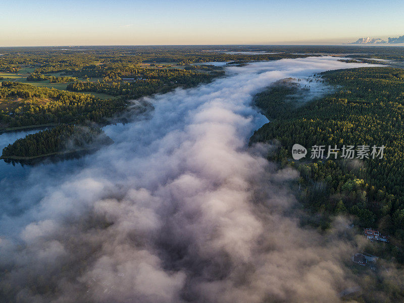 鸟瞰图在一个多雾的农村地区