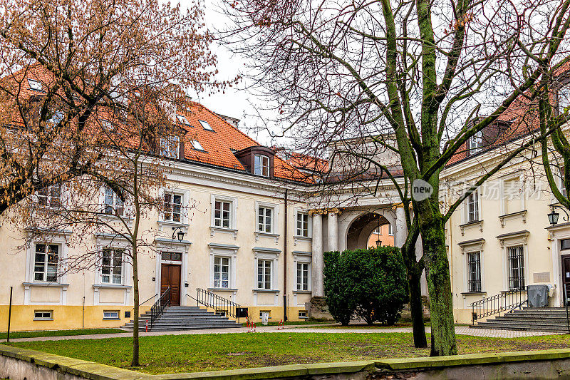 冬季华沙图书馆附近的卡拉辛斯基宫和公园花园