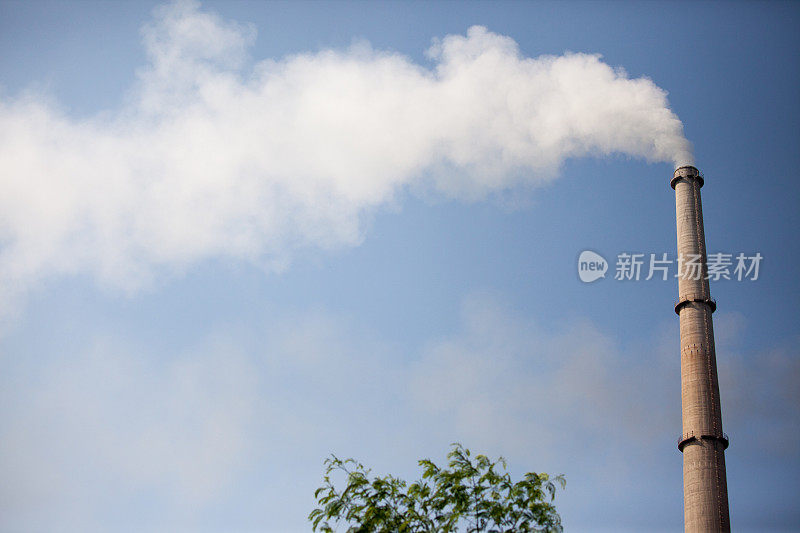 工厂的烟囱冒着烟，增加了污染。