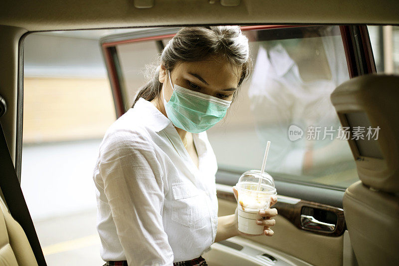 年轻的亚洲妇女在社交距离上上车由于流行病