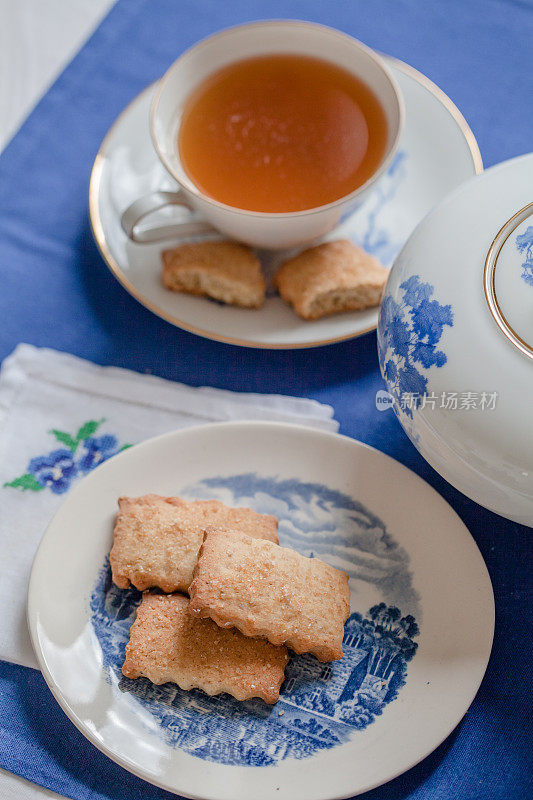 蓝色背景上的饼干杯