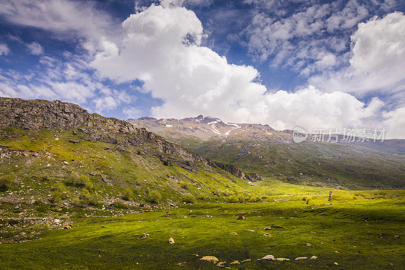 塞尼斯山谷之间戏剧性的天空云景观-瓦尼斯法国阿尔卑斯-法国