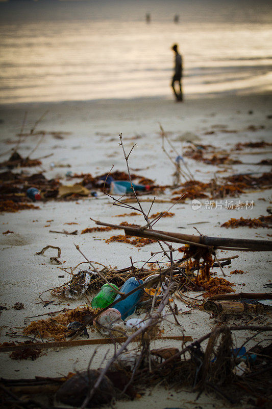 坦桑尼亚海滩上的塑料瓶