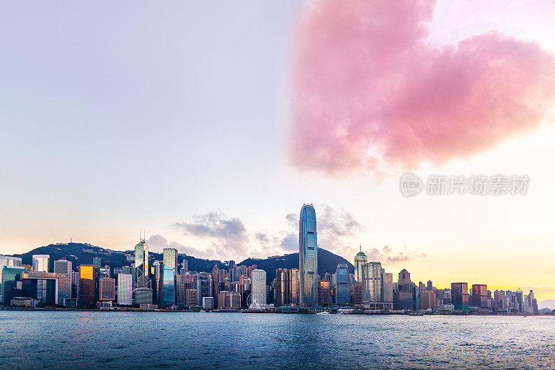 维多利亚港和香港国际金融中心的全景，心型云