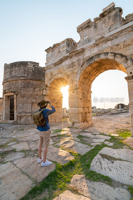 游客们正在帕慕克卡勒的希拉波利斯古遗址中拍摄Frontinus门