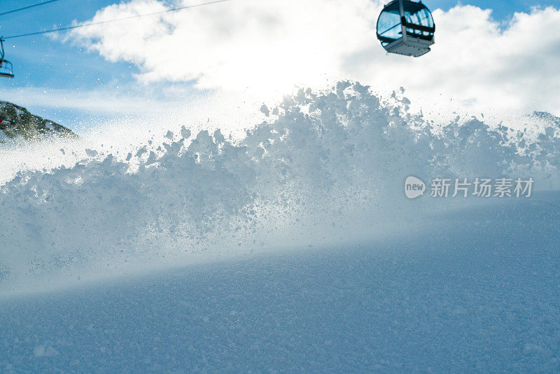 瑞士泽马特滑雪场滑雪者滑雪时的飞溅雪