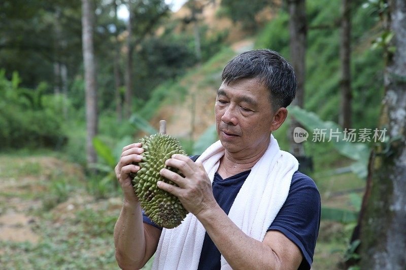 拿着椰子的人