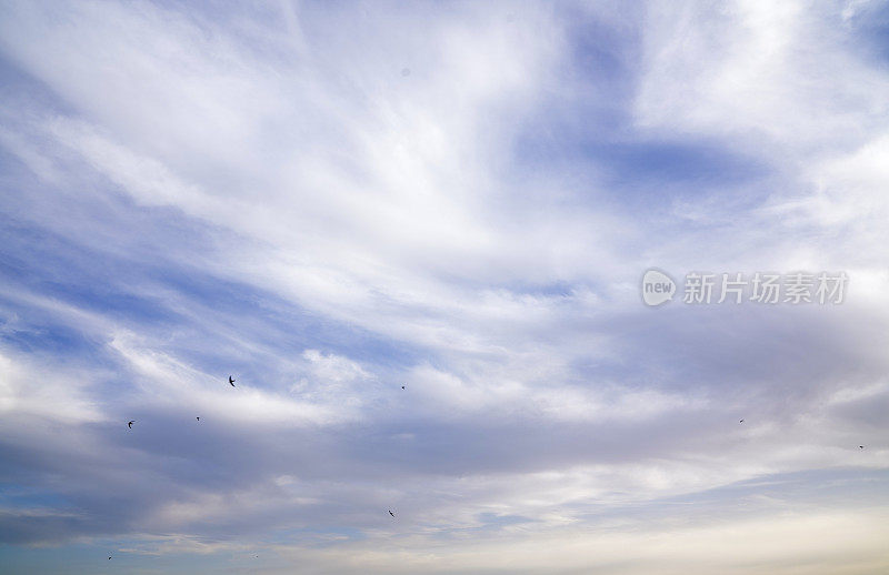 蓝天和云朵的特写。蓝色的天空背景