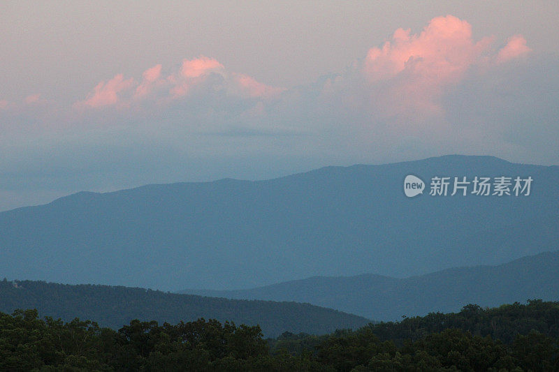 大烟山的日出是粉红色和蓝色的