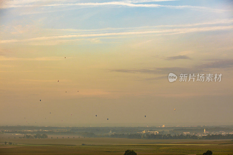 在雾蒙蒙的日出时，乡村景观上空的阴沉天空