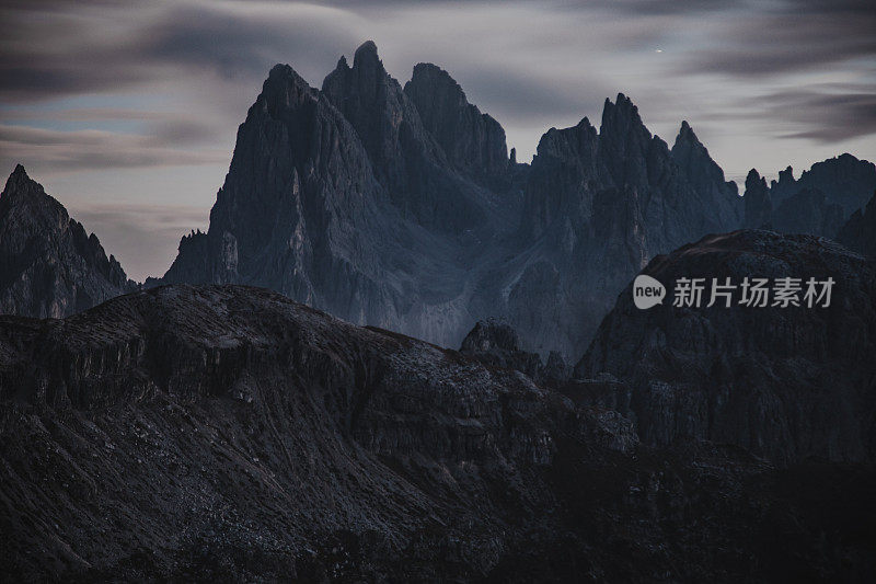 美丽的山地景观，多云的夜晚在意大利阿尔卑斯山，白云石，意大利