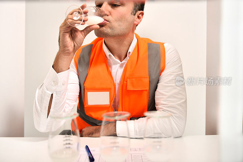 男化学家在实验室里试酒