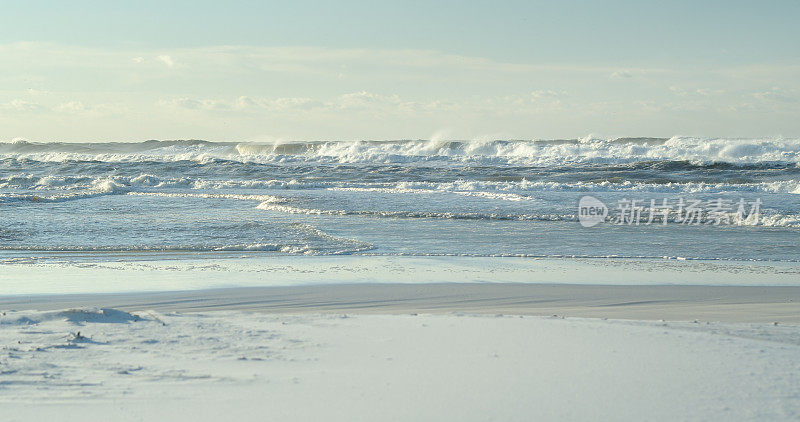 佛罗里达格雷顿海滩，白色海浪冲击白色沙滩