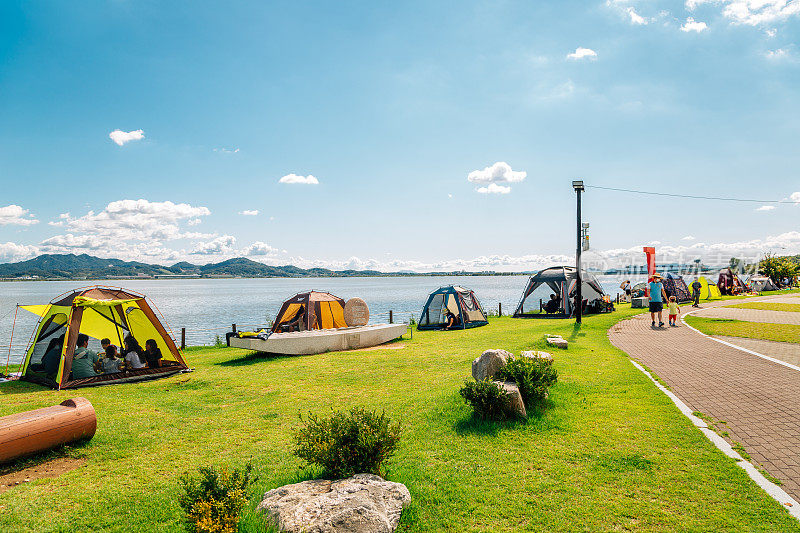 韩国平泽湖旅游综合体的露营帐篷和自然风光
