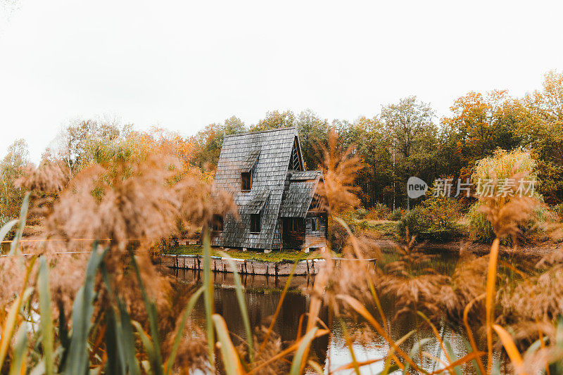 风景“A”框木屋在森林的倒影湖在秋天的颜色